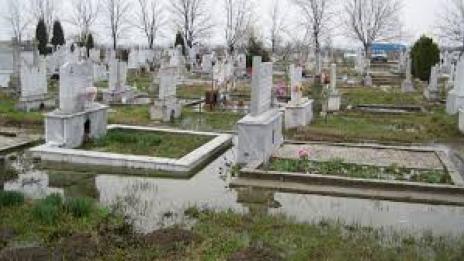 Върнаха покойница от гроба