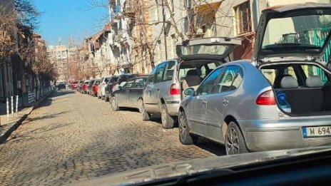 Хитрост: Шофьори оставят колите си с вдигнати багажници, за да не плащат синя зона