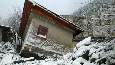Автомобили и постройка паднаха в реката в Рудозем