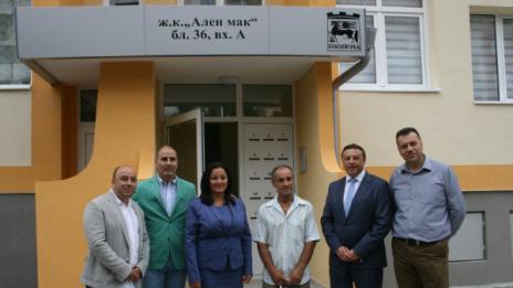 Резнаха лентата на първия саниран блок от държавата