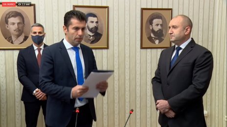 Радев даде мандата на Петков, той му го върна изпълнен (ВИДЕО)