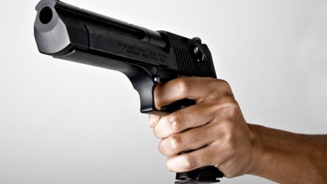 Двама полицаи бяха ранени при гонка с автомобили
