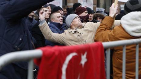 Яйца и камъни срещу турското посолство в Москва
