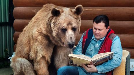Руска двойка, осиновила мечка преди 23 години, още живее с нея