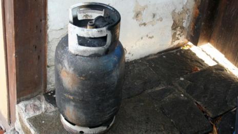 Баща и син с риск за живота след взрив на газова бутилка