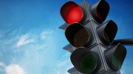 Таймерите изчезват, а мигащото зелено се завръща по светофарите. Защо?