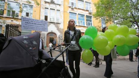 Протест в зелено и жълто: Агресията в клас вдигна родители