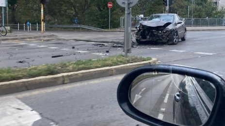 След ПТП между 2 коли едната се запали