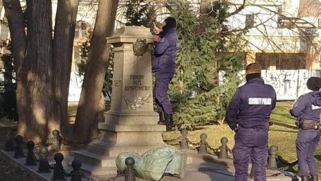 Камери заснели вандала, изкъртил паметника на граф Игнатиев