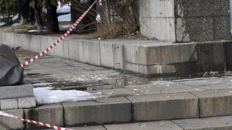 Мазилка от панелен блок едва не уби 6-годишно дете