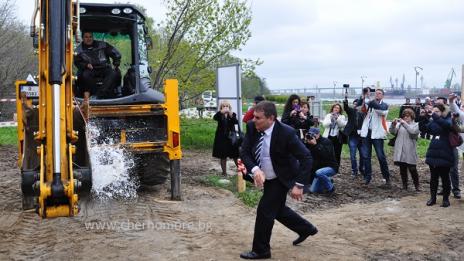 Министър Папазов направи първа копка на новия морски център (СНИМКИ)