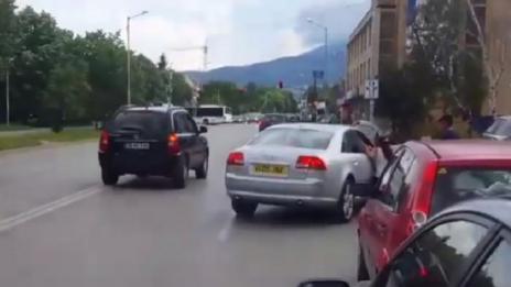 Закопчаха мъжа, влачил жена с колата си