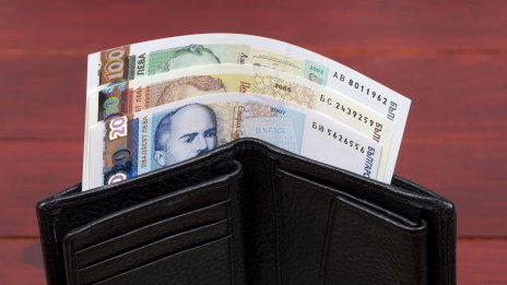 От днес минималната заплата става 780 лв.