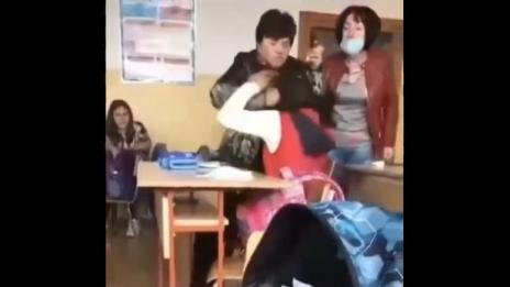 Учителка скубе, бие и крещи по ученичка, счупила врата на класна стая