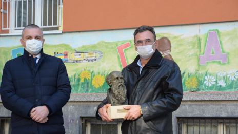 СУ „Св. Климент Охридски“ във Варна получи дар за патронния празник