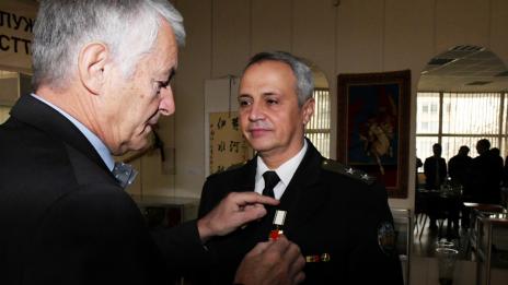 Връчиха „Медал за заслуги БЧК“ на контраадмирал Митко Петев 