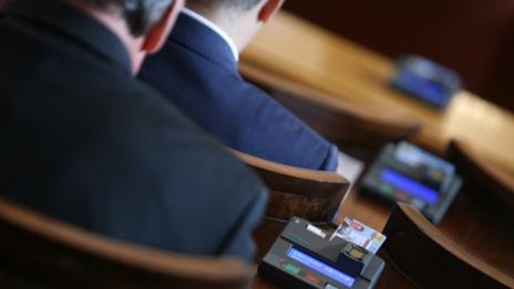 Парламентът опрости задълженията на вероизповеданията на първо четене