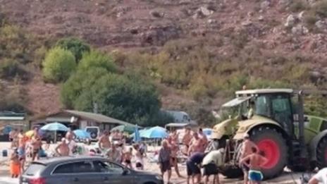 Трактор измъкна луксозен джип от морето в залива Болата (Снимки)