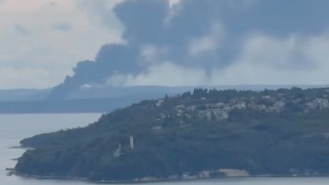 5 пожарни гасят голям пожар в Бяла