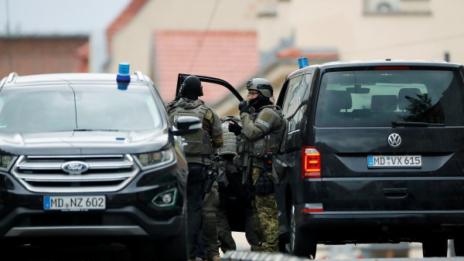 Стрелбата в Германия е тероризъм. Полицията преследва заподозрените