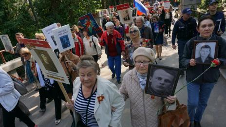 Близо 500 души се включиха в„Безсмъртния полк“  във Варна (СНИМКИ)