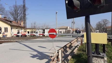Локомотив удари кола на охраняем жп прелез