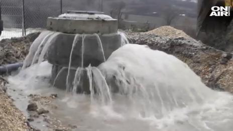 Фекални води заляха кв. "Виница"! Два кошмарни дни шахта бълва като гейзер