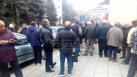 Бивши работници на пътностроителна фирма протестират в Кюстендил
