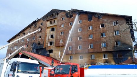 66 загинаха при пожар в турския ски курорт Карталкая