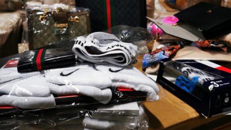 Фалшиви чорапи, колани, якета задържаха на митницата