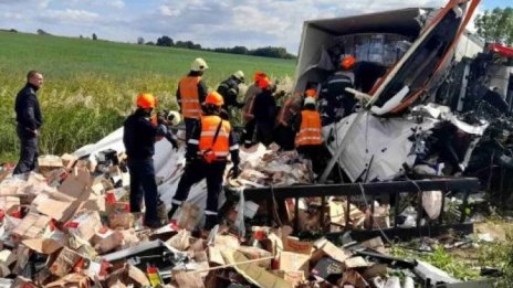 Поредна трагедия на "Тракия": Камион се заби в билборд, шофьорът загина