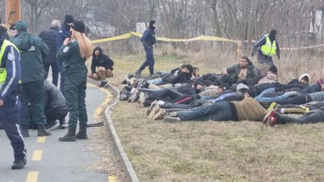 Екшън на пътя: Хванаха 61 мигранти, натъпкани в бус в Бургас