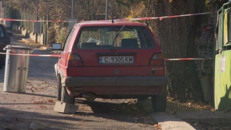 Турил си "Голф"-а на инат. Сега без инат го махна! Ще асфалтират ли дупката?