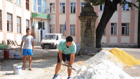 Доброволци от Търговската гимназия във Варна строят парк в двора на училището си