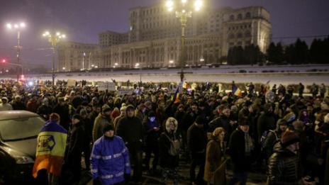 "Румъния, събуди се" – протестите не стихват