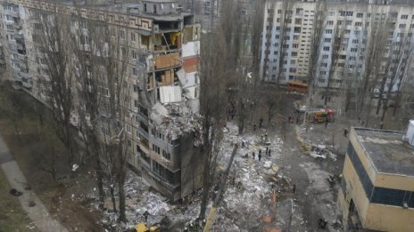 Руска бомба падна до жилищен блок в Херсон