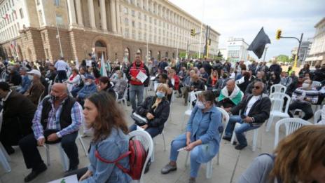 Мая Манолова със седящ протест пред МС