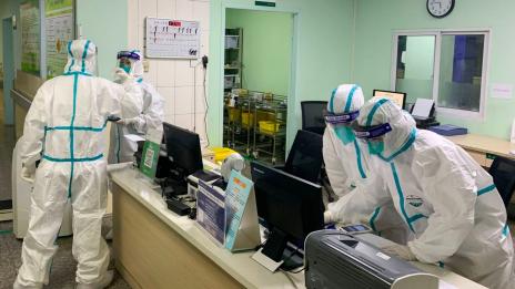 Китайците с заключиха в домовете си, не общуват и с близките си