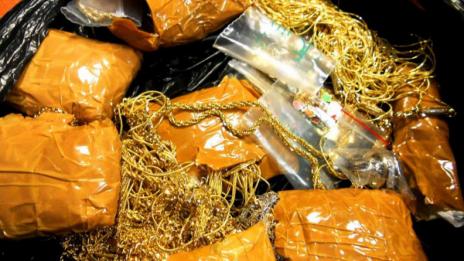 Кило и половина злато извадиха митничари от сутиените на 3 българки