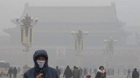 Смог блокира 10 хил. души на летище в Китай