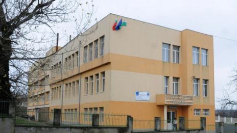  Четирима души от училището в Дебелт отнасят наказания