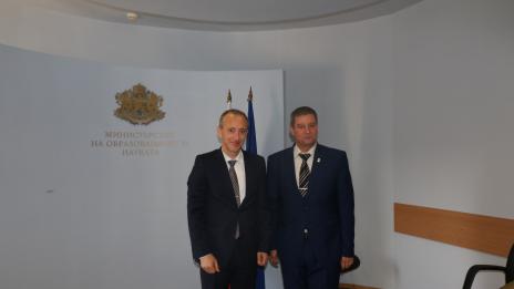 Минималната учителска заплата става 920 лева