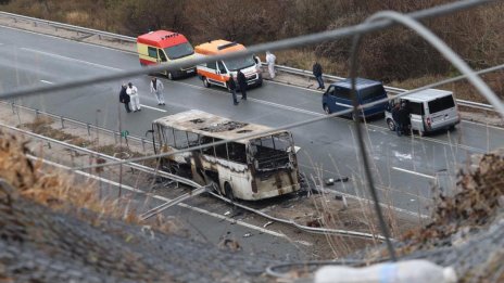 Предната дясна гума на автобуса е ударила знак, смята един от първите на мястото на инцидента