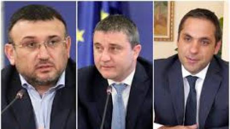 Трима министри депозират оставките си днес