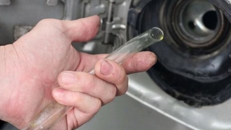 Младежи източиха 84 л нафта от машина в каменна кариера до Партизани