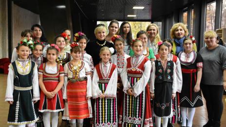 Варненски ученици подариха шевица за елха на Николина Чакърдъкова