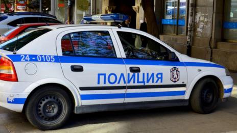 Пенсионер блъсна колата на бременна жена и избяга