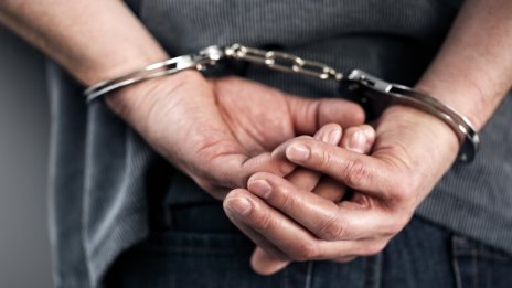 Съпруг заля с бензин жена си и я заплаши с убийство