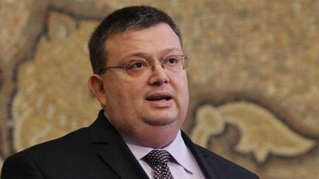 Цацаров разпореди: Проверка на катастрофата с бащата на Радев 