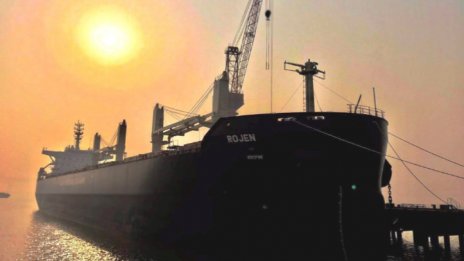 Четирима от българските моряци от кораба „Рожен” се завърнаха у дома